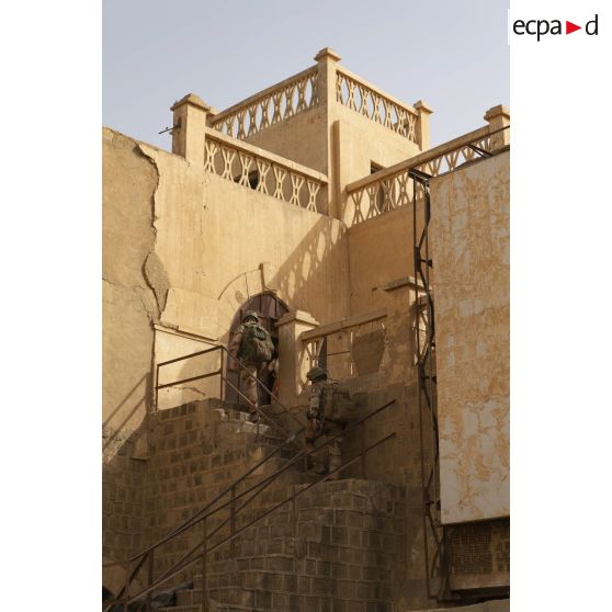 Des marsouins du 21e régiment d'infanterie de marine (RIMa) patrouillent dans l'ancien cinéma de Gao, au Mali.