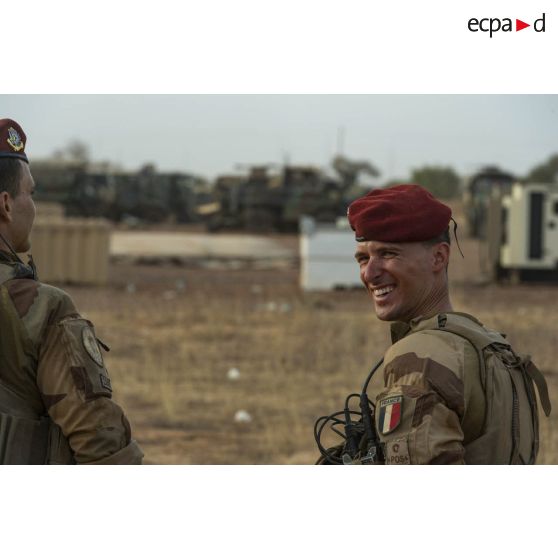 Rassemblement des marsouins du 3e régiment parachutiste d'infanterie de marine (RPIMa) pour une cérémonie dans le secteur de Ouallam, au Niger.