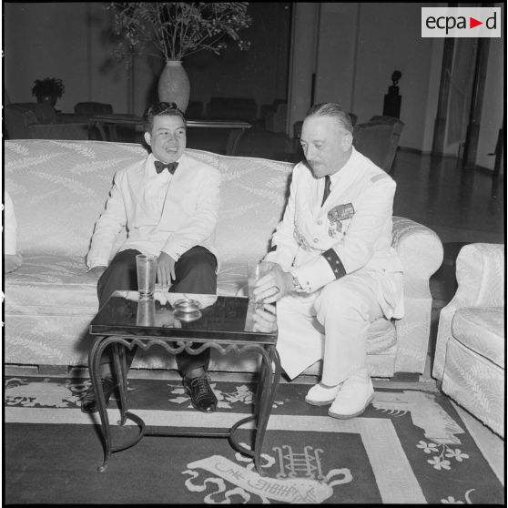 1 à 6 Le Général Girot de Langlade est accueilli par le roi du Cambodge, M. Risterucci, le colonel Magre. [description provisoire]