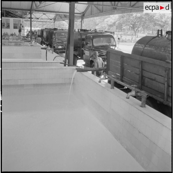 14 à 28 Les phases de fabrication du crêpe, l'emballage, le déchargement des caisses d'un camion sur un chaland. [description provisoire]