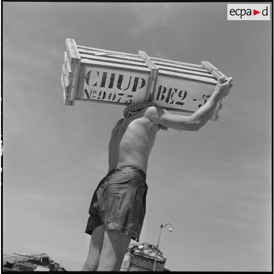 Les feuilles de crêpe semelle sont transportées du camion au chaland, sur la berge du port fluvial de Tonlébet. [description provisoire]