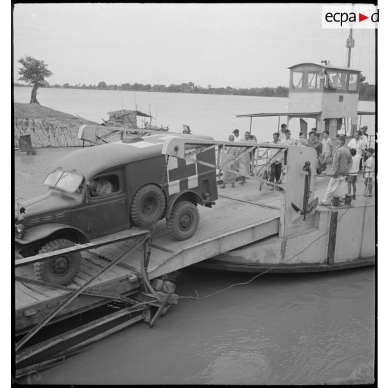 25 à 34 Evacuation sanitaire de plusieurs blessés -en ambulance Dodge T215-WC27 et par un avion Morane-Saulnier MS-500. [description provisoire]