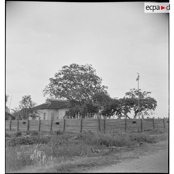 Mur d'enceinte du poste militaire français de My Tinh An dans le secteur de My Tho.