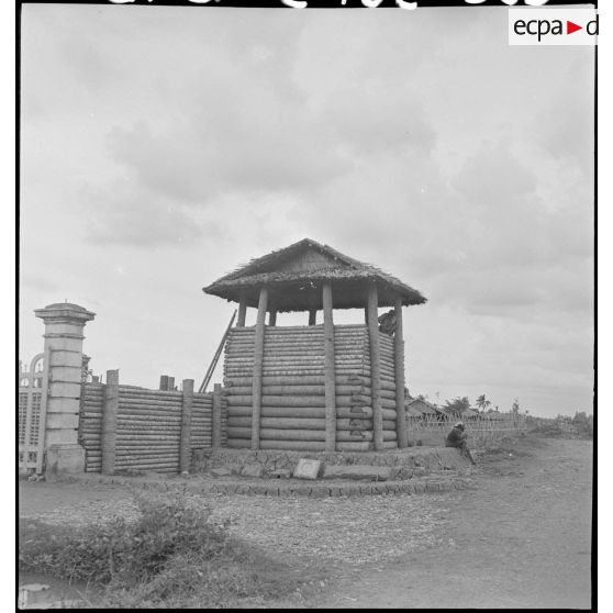 Tour de guet à l'entrée du poste militaire français de My Tinh An dans le secteur de My Tho.