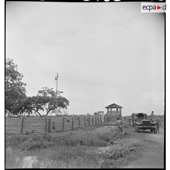 Mur d'enceinte du poste militaire français de My Tinh An dans le secteur de My Tho.