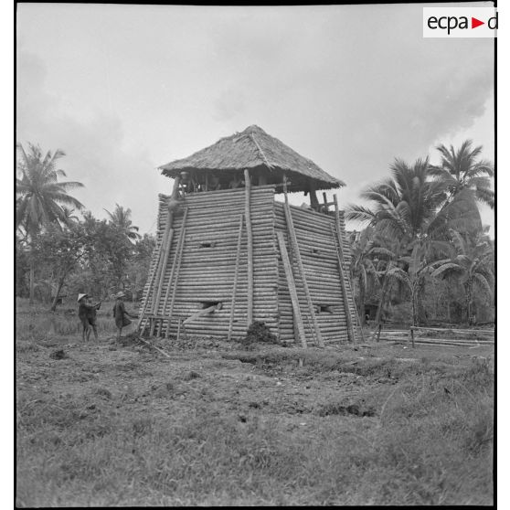 Chantier d'un tour d'observation à proximité du poste militaire français de My Tinh An, dans le secteur de My Tho.
