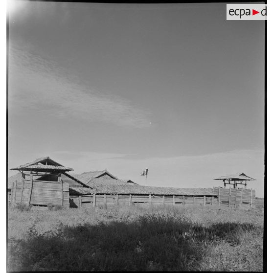 Vue extérieure du post militaire français d'Hoa Binh dans le secteur de My Tho.