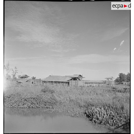 Extérieur du poste militaire d'Hoa Binh dans le secteur de My Tho.