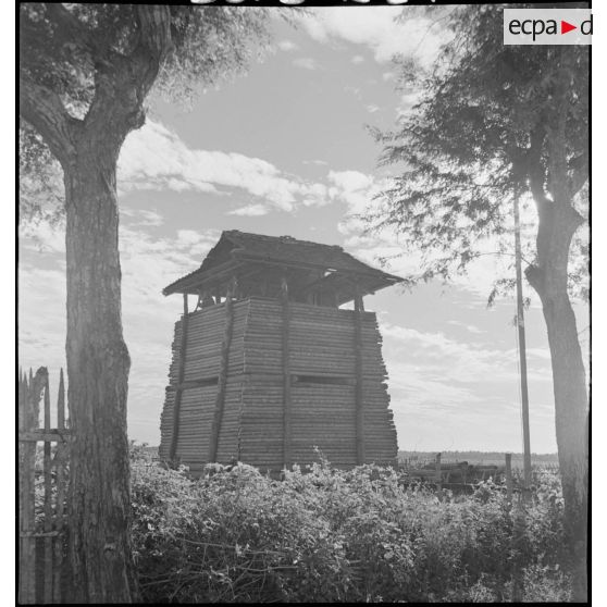 Tour d'observation du poste militaire d'Hoa Binh dans le secteur de My Tho.