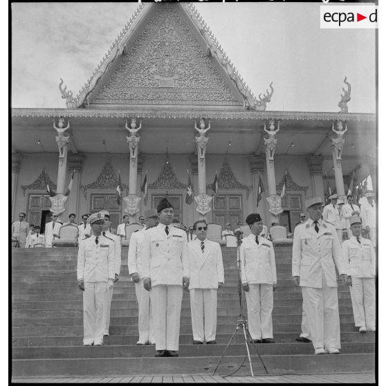 1 à 7 Revue des troupes, remise des épaulettes aux nouveaux promus par le roi du Cambodge. Présentation de la promotion. [description provisoire]