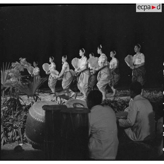 8 à 10 Représentation des danseuses du corps de ballet royal. [description provisoire]