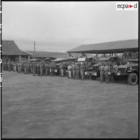 1 à 10 Départ du convoi du 3/4e RTT vite arrêté par des coupures et des pistes inondées. [description provisoire]