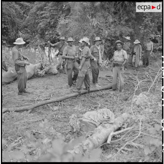 14 à 20  Evacuation sanitaire difficile. Transport des caisses et bagages assuré par un char à boeuf. [description provisoire]