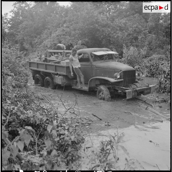 Un Camion GMC (General Motors Company) 6x6 du 3/4e RTT (3e bataillon du 4e Régiment de Tirailleurs Tunisiens) s'est embourbé malgré sa grande capacité de franchissement. Dans l'impossibilité de passer seul, Il devra être tracté en arrière, à l'aide d'un treuil. [description provisoire]