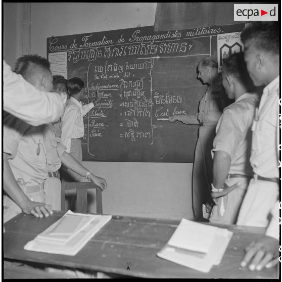 6 à 17 Le capitaine Meyet présente son cours devant les élèves officiers et sous-officiers rassemblés. [description provisoire]