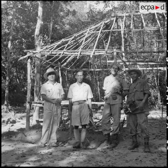 Le roi du Cambodge Norodom Sihanouk et le capitaine Hogart au cours d'une opération menée au nord de Siem Reap. [description provisoire]