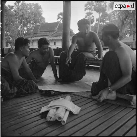 11 à 31 Sur la piste de Kralanh Mong, le roi du Cambodge traverse des villages où il est accueilli par la population. [description provisoire]