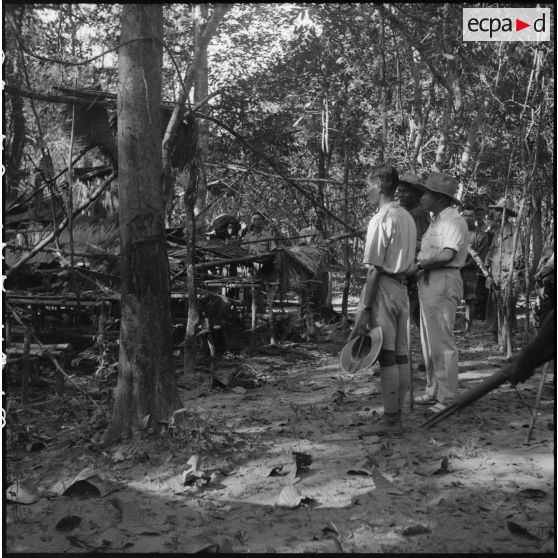 Sur la piste de Kralanh Mong. Le roi, M. Norodom Sihanouk au cours de l'opération. [description provisoire]