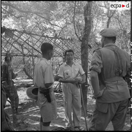 Sur la piste de Kralanh Mong. Le roi, M. Norodom Sihanouk au cours de l'opération. [description provisoire]
