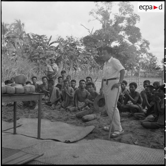Sur la piste de Kralanh Mong. Le roi, M. Norodom Sihanouk, traverse plusieurs villages dans lesquels il s'adresse à la population. [description provisoire]