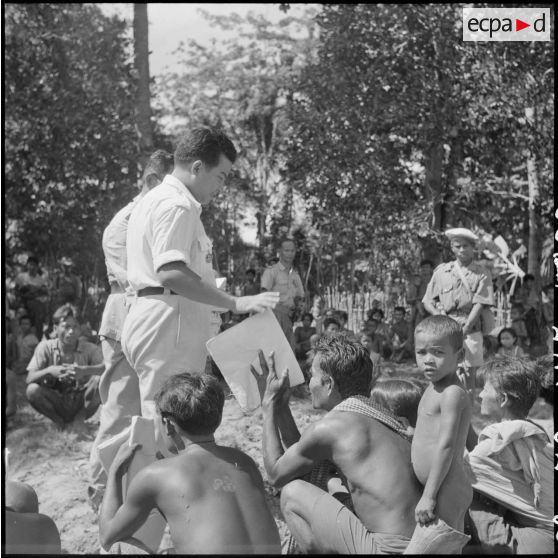 Sur la piste de Kralanh Mong. Le roi, M. Norodom Sihanouk, traverse plusieurs villages dans lesquels il s'adresse à la population. [description provisoire]