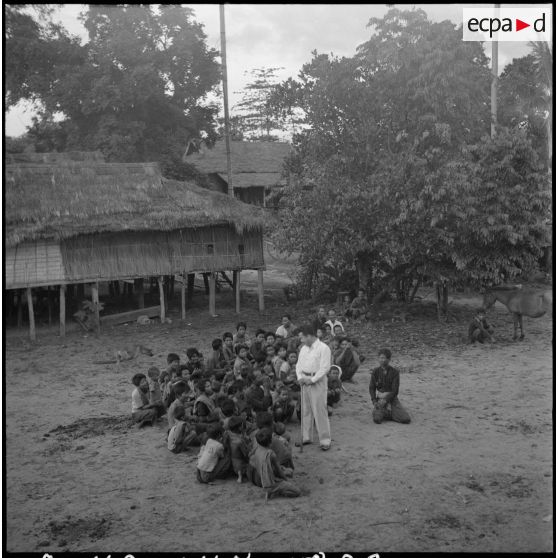 Sur la piste de Kralanh Mong. Le roi, M. Norodom Sihanouk, traverse plusieurs villages dans lesquels il s'adresse à la population. [description provisoire]