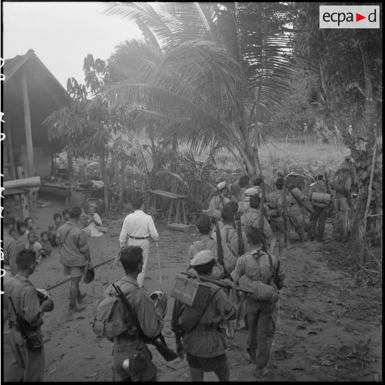 Sur la piste de Kralanh Mong. Le roi, M. Norodom Sihanouk, traverse plusieurs villages dans lesquels il s'adresse à la population. [description provisoire]