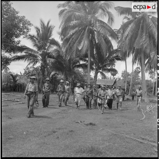 35 à 37 Suivant la piste de Kralanh Mong, le roi du Cambodge traverse un village et rencontre des bonzes. [description provisoire]