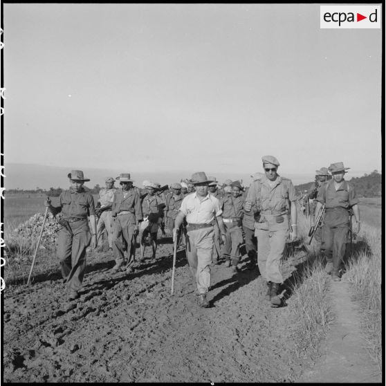 39 Sur la piste de Kralanh Mong, le roi du Cambodge, tout en marchant, s'entretient avec le capitaine Hogart. [description provisoire]