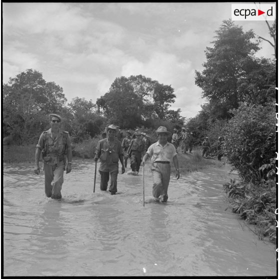 44 à 45 Passage à gué sur la piste de Kralanh Mong : le roi, le commandant  Dap Chhoum et le capitaine Hogart. [description provisoire]