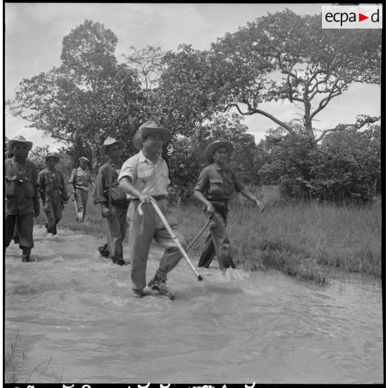44 à 45 Passage à gué sur la piste de Kralanh Mong : le roi, le commandant  Dap Chhoum et le capitaine Hogart. [description provisoire]