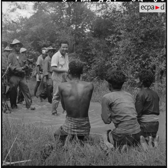 46 Le roi du Cambodge poursuit sa marche sur la piste de Kralanh Mong et traverse des villages. [description provisoire]