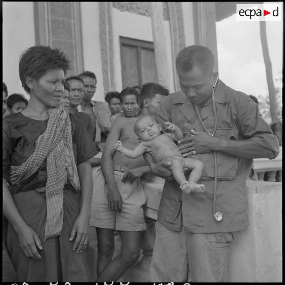 6 à 7 Consultation médicale assurée par un médecin cambodgien pour la population cambodgienne. [description provisoire]