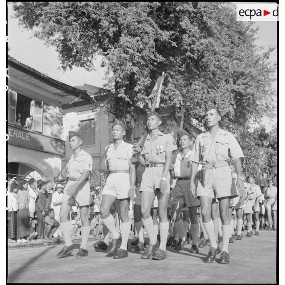 Défilé du 1er BMEO, fanion en tête, depuis le quai de débarquement jusqu'au palais royal de Phnom Penh. [description provisoire]