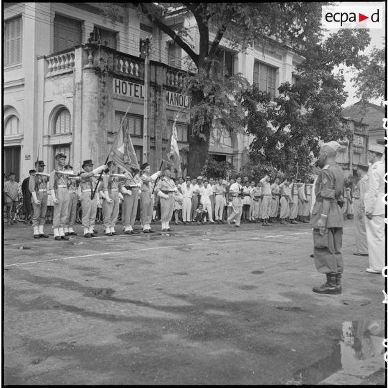  Cérémonie militaire pour le départ du Cambodge du 3/4e RTT : revue des troupes, défilé,  remise de décorations. [description provisoire]