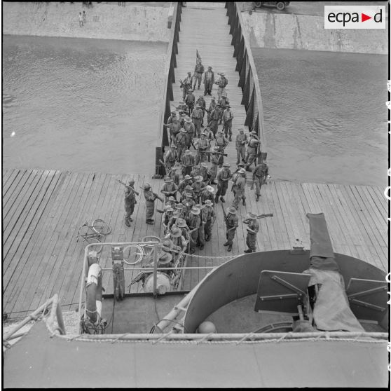 9 à 11 Embarquement des troupes du 3/4e RTT à bord du LST (Landing Ship Tank) "Golo". [description provisoire]