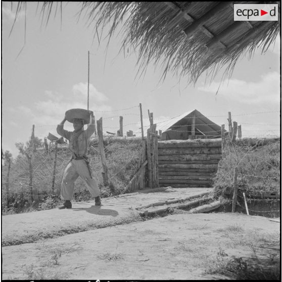 1 L'entrée du poste de Trapéang Phlong. [description provisoire]