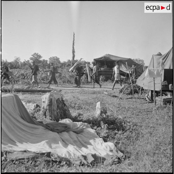 5 Rassemblement -en vue du déboisement d'une route- de 3 000 coolies qui arrivent au poste avec leur natte et du poisson [description provisoire]