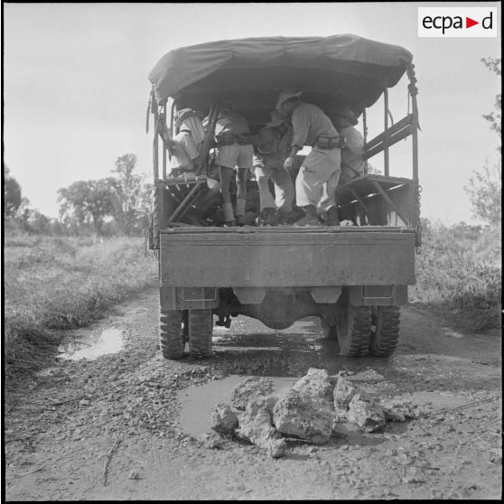6 à 7 Remise en état de la route Krek-Trapéang Phlong par la garnison du poste de Trapéang (1/RMC). [description provisoire]