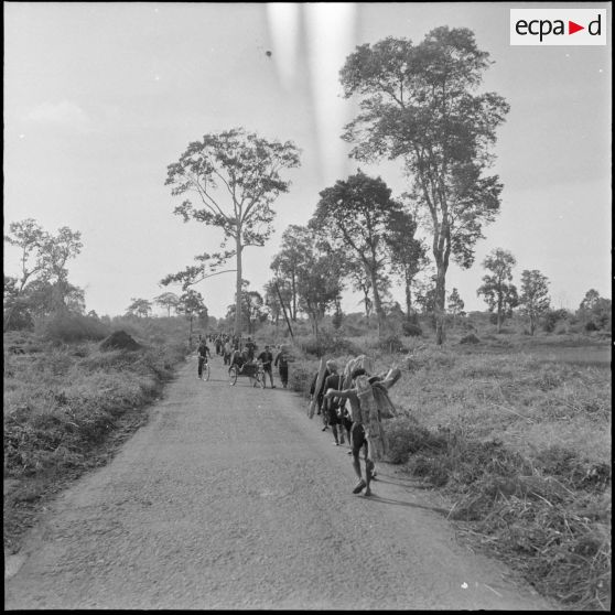 8 Etat de la route Krek-Trapéang après le déboisement. Retour des coolies chez eux après avoir achevé le déboisement. [description provisoire]