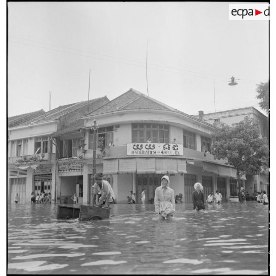 A l'angle de la rue Ohier et de la rue Hassakan, après le passage du typhon à Phnom Penh. [description provisoire]