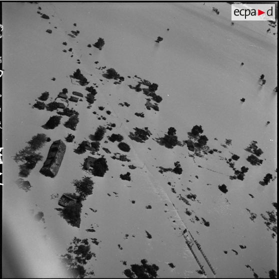 Vue aérienne de la route entre Phnom Penh et Battambang après le passage d'un typhon. [description provisoire]