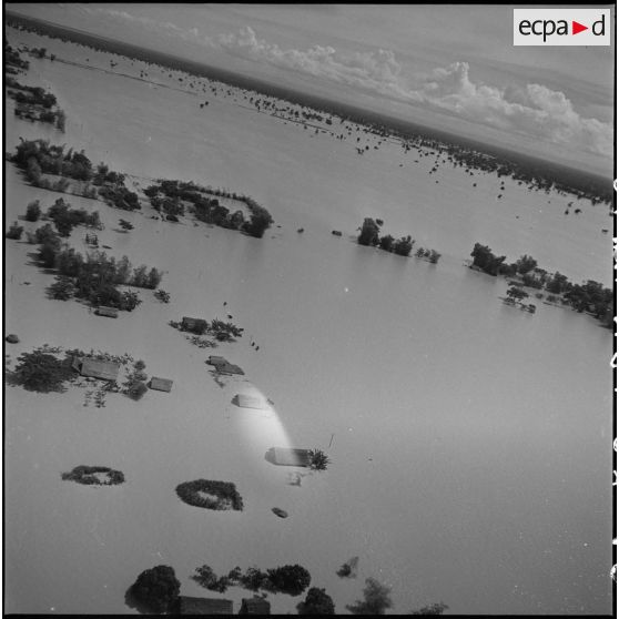 Vue aérienne de la route entre Phnom Penh et Battambang après le passage d'un typhon. [description provisoire]