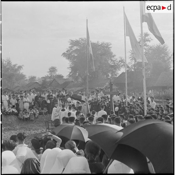 1 à 5 Monseigneur Chabalier prononce les prières et pose la première pierre, scellée par le général de Langlade. [description provisoire]