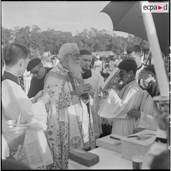 1 à 5 Monseigneur Chabalier prononce les prières et pose la première pierre, scellée par le général de Langlade. [description provisoire]