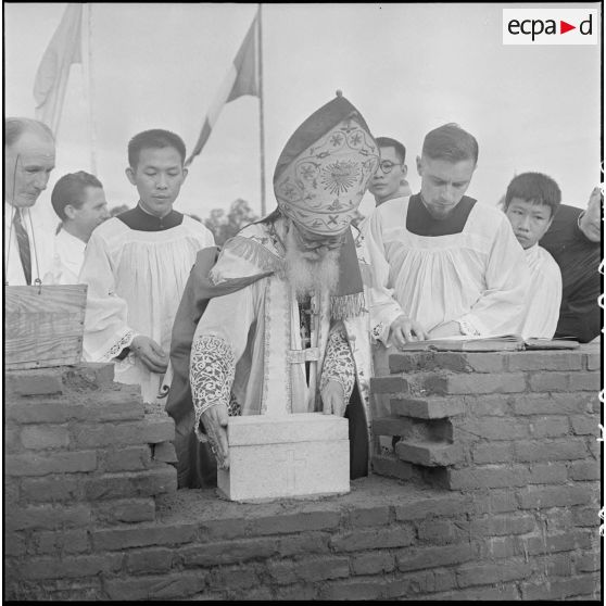 1 à 5 Monseigneur Chabalier prononce les prières et pose la première pierre, scellée par le général de Langlade. [description provisoire]
