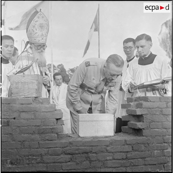 1 à 5 Monseigneur Chabalier prononce les prières et pose la première pierre, scellée par le général de Langlade. [description provisoire]