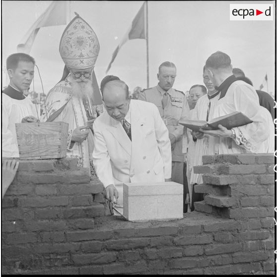 1 à 5 Monseigneur Chabalier prononce les prières et pose la première pierre, scellée par le général de Langlade. [description provisoire]