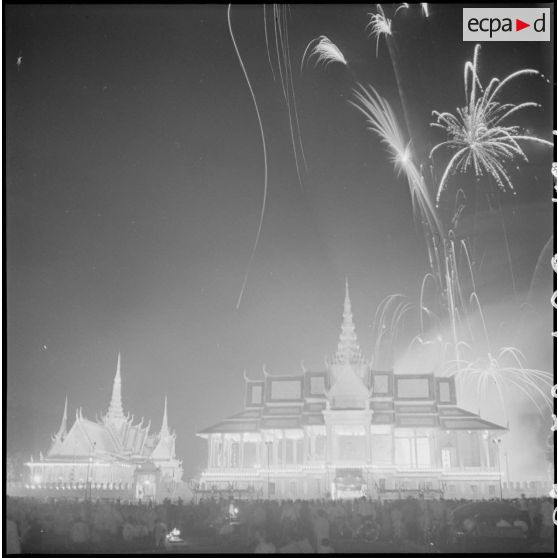Feu d'artifice au-dessus de la salle Chan Chhaya, au Palais royal de Phnom Penh. [description provisoire]