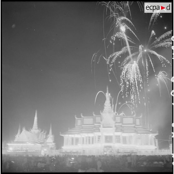 Feu d'artifice au-dessus de la salle Chan Chhaya, au Palais royal de Phnom Penh. [description provisoire]
